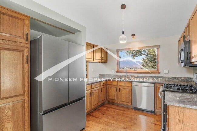 Photo - Beautiful 4 bedroom home with Stunning Col...