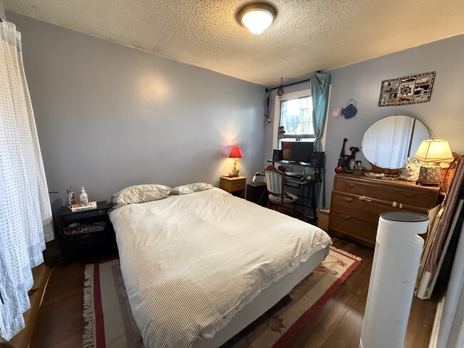 Photo - 233 James St N