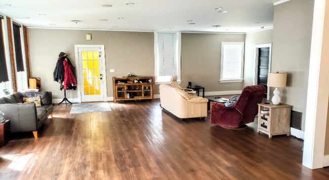 Photo - 126.5 W Rose St