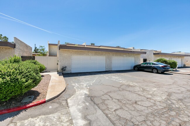 Photo - 2 Bedroom Townhome with 2 car attached garage in Henderson