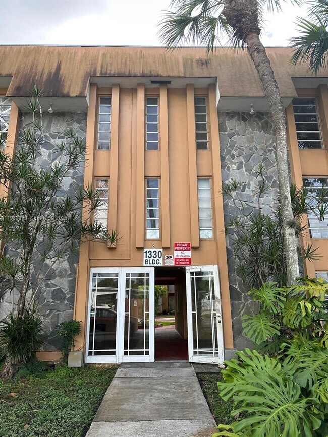 Building Photo - 1330 W 54th St Unit 108C