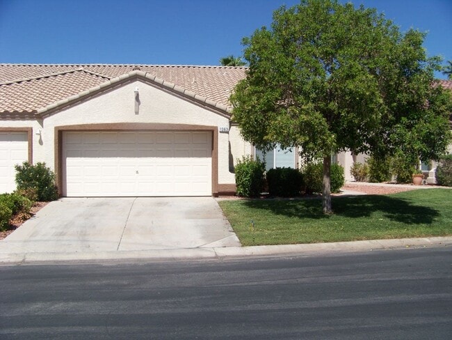 Building Photo - Sunset Greens Community On The Golf Course Rental