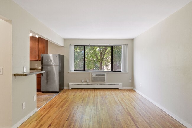 2 Bed - Updated Boutique 28 Unit Building on Emerson