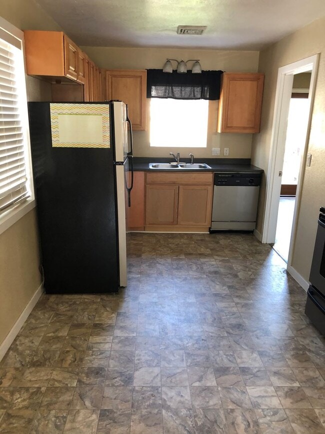 Photo - Cute 2 bedroom with garage