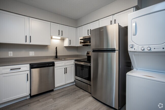 1 BR, 1 BA - 637SF