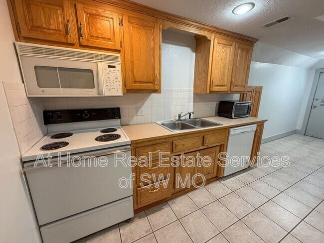 1021 E Walnut St Unit 3
