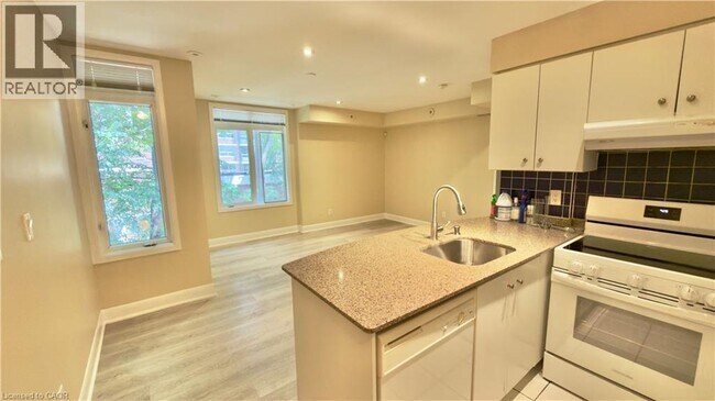 Photo - 415 Jarvis St