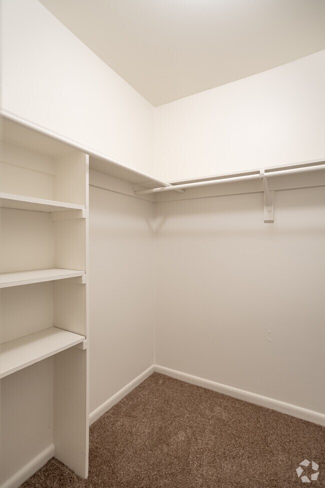 Walk-In-Closet