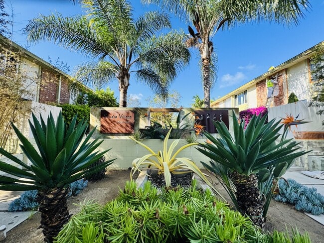 Studio Estate Townhouses - 5215 Sepulveda Blvd