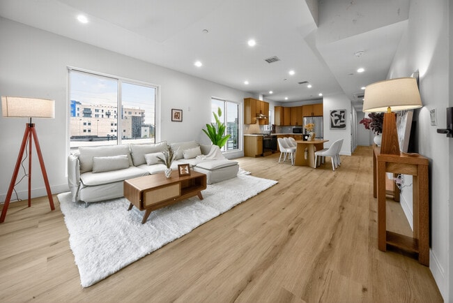 Building Photo - 1223 W 37th Dr