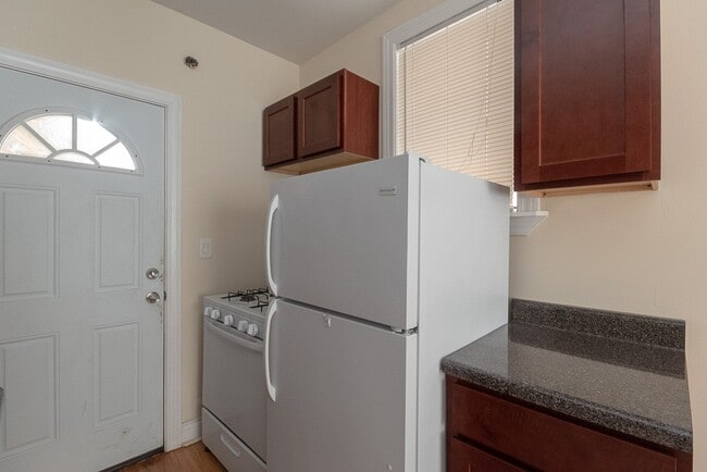 Photo - 636 W Cornelia Ave Unit J00W