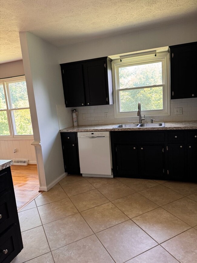 Photo - 104 Westburg Dr