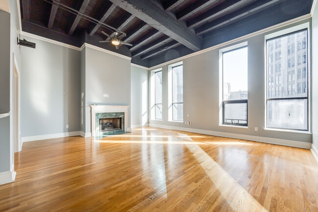 Building Photo - 127 N Tryon St Unit 408