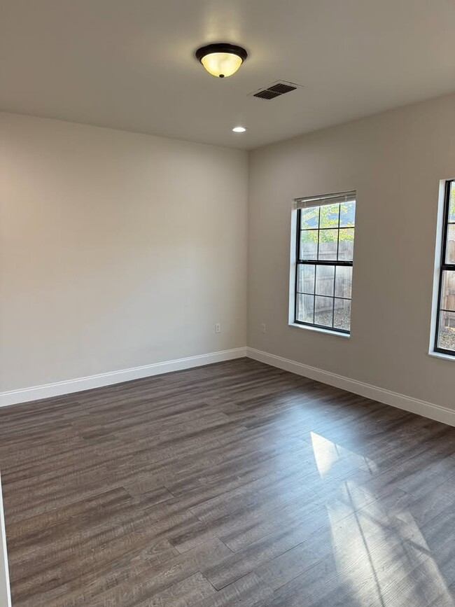 Photo - 324 Cummings St