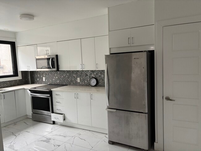 Building Photo - 5480 Av Coronation Unit 7