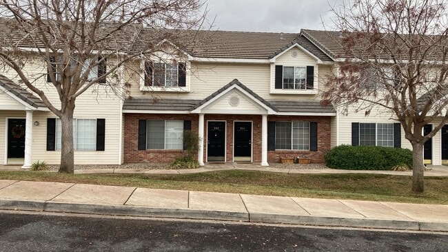 Building Photo - Charming 2-Bedroom Townhome for Rent with ...