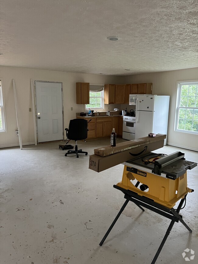 Building Photo - 3995 Glen Lily Rd Unit David West studio apartme Rental