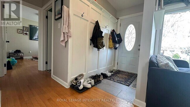 Photo - 870 Claude St