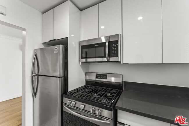 943 2nd St Unit 4