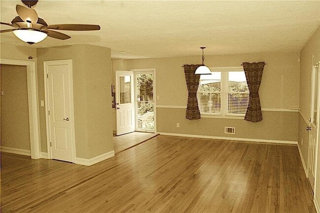 Photo - 444 Jo Ann Dr SE