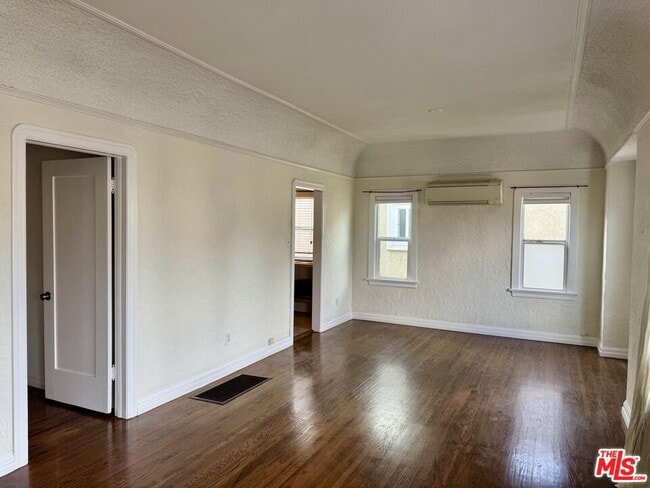 Photo - 3564 Dover St