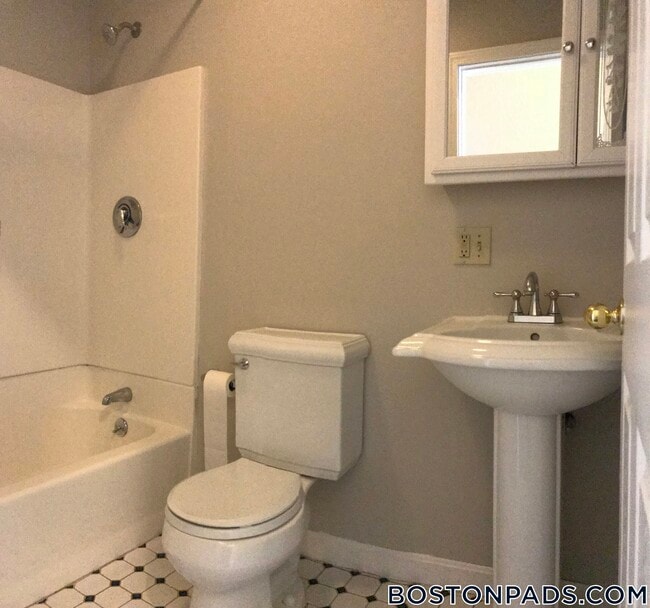 423-429 Franklin St. - 423-429 Franklin St. Apartment Unit 3L