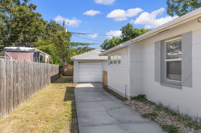 Photo - 3505 Prescott St N