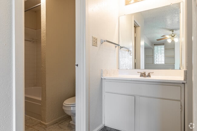 3BR, 2BR - 1,350SF - Primary Bathroom
