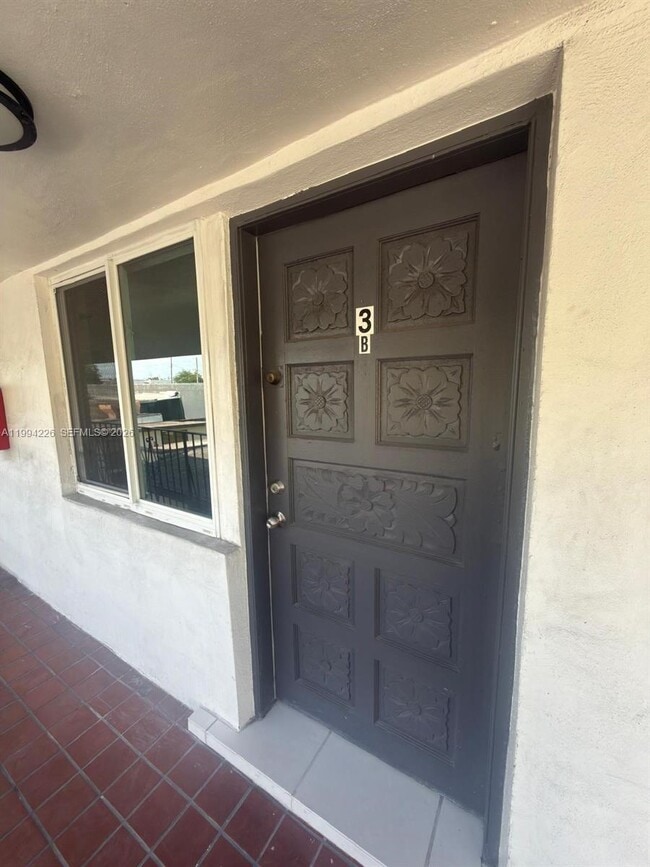 Building Photo - 2622 NW 24th St Unit 3B