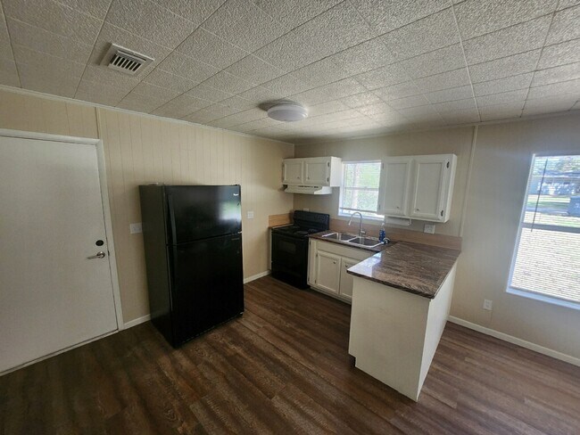 Photo - 113 Tamarisk St