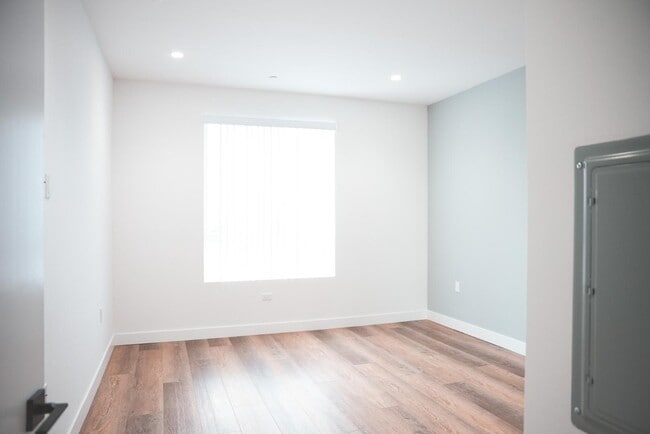 Photo - 8940 Reseda Blvd