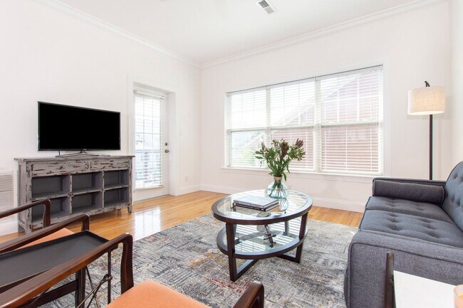 Photo - Luxurious Furnished Downtown Condo - 6-18 ...