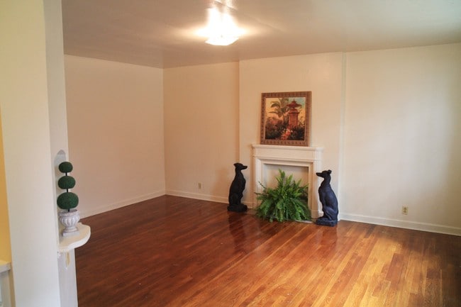 1 Bedroom Living Room