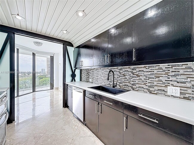 Photo - 2800 Island Blvd Unidad 902