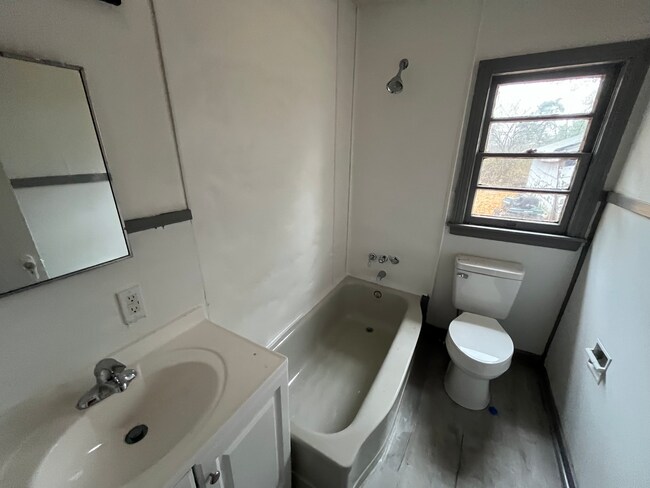 Photo - 754 Raymond Rd Unit B