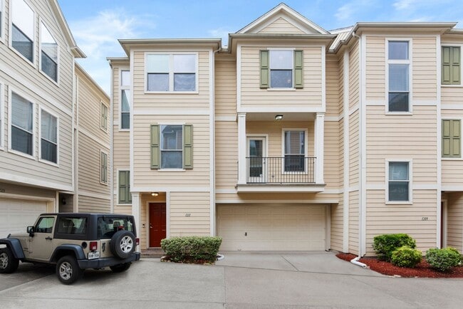Building Photo - Come see this modern 3-story townhome in t...