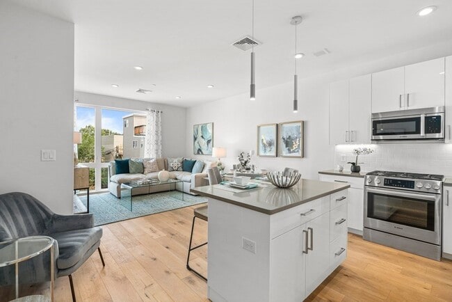 Photo - 420 W Broadway Unit 208