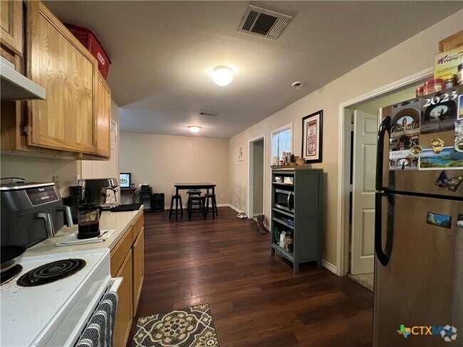 Building Photo - 896 Advance St Rental
