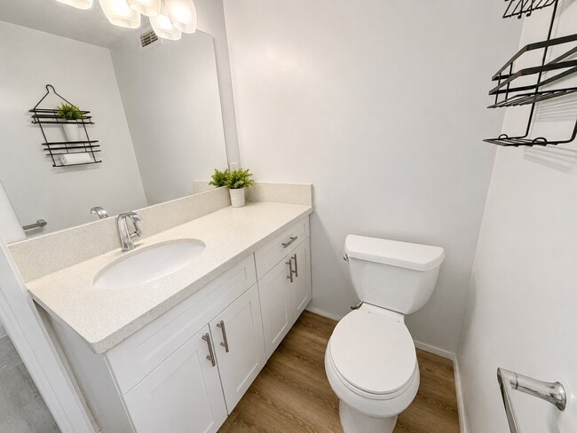 Photo - 780 Amana St