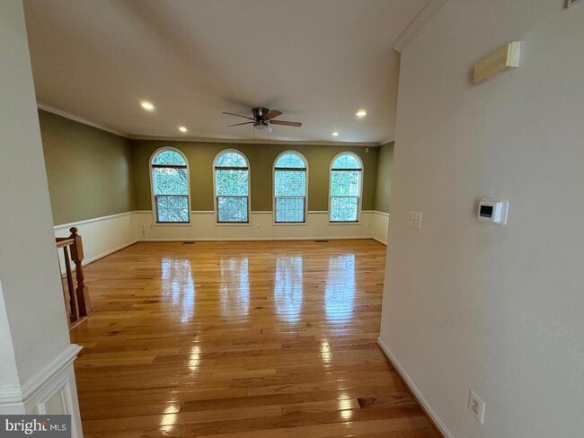 Photo - 21784 Oakville Terrace
