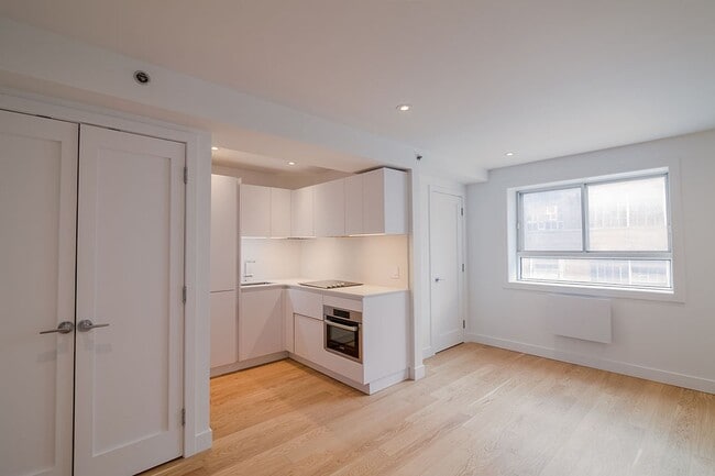 Building Photo - 25 Av des Pins O Unit 440