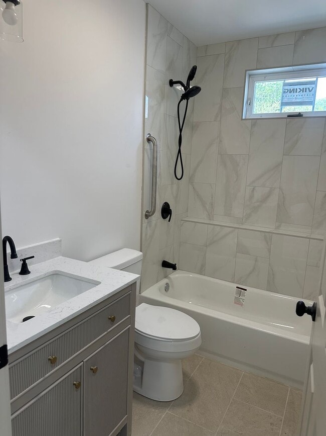 Photo - Beautifully Renovated 1 Bedroom Apartment Unidad 102