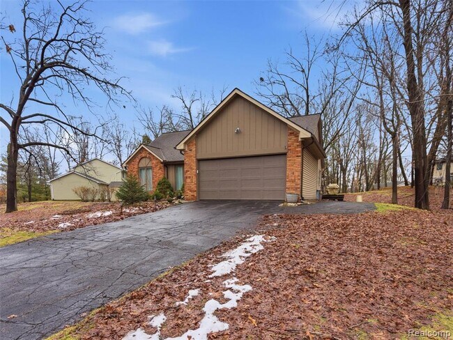 Photo - 4495 Maybee Rd