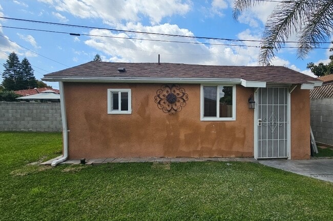 Building Photo - 13939 Facade Ave Unit Studio