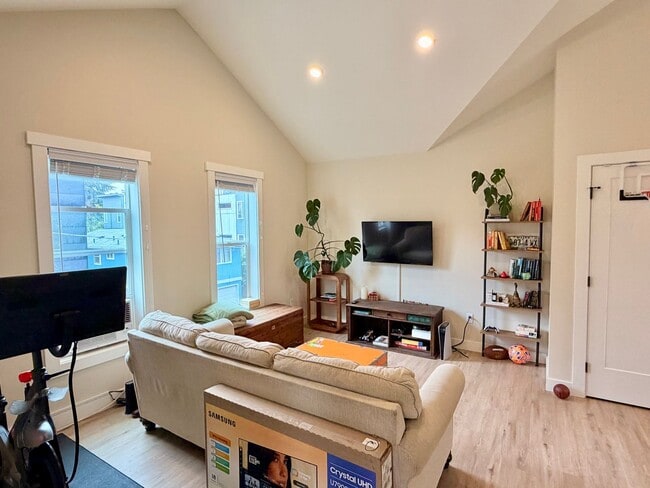 Photo - 1609 E Columbia St Unit #4