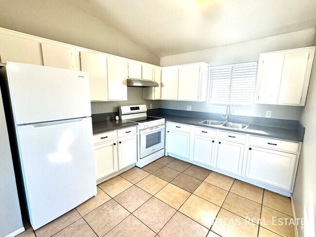 Building Photo - ONE MONTH FREE! Available! 2 bed/ 1 bath A... Unit 215 Rental