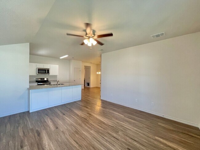 Photo - 1712 Castroville Trl