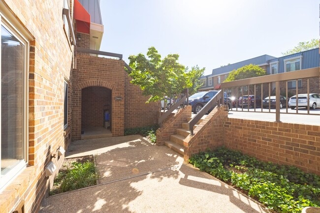 Building Photo - Beautiful 2-bedroom, 1.5-bath Unit 1 Rental
