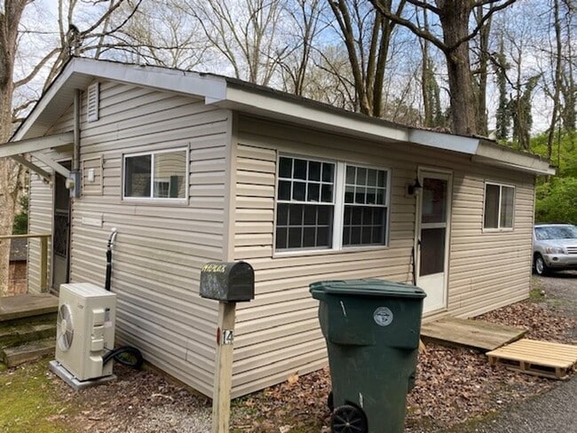 Building Photo - Charming 2-Bedroom Home in Lookout Valley – Pets Welcome!