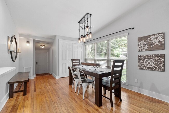 Photo - 3/2 House by TMH!! Available April!! fully furnished, 6 or 12 month lease available